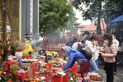 Người dân Hà Nội chen chân vái vọng ở phủ Tây Hồ
