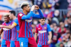 Barcelona 4–2 Atletico Madrid: Alves ghi bàn rồi thẻ đỏ, Barca vẫn thắng lớn