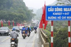Lo ngại dịch bệnh, nhiều người dân di chuyển bằng xe máy hơn 300km ra Hà Nội