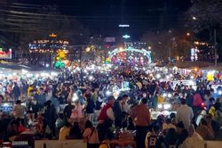 Chợ đêm Đà Lạt: Biển người đông đúc nhích từng bước, xe xếp hàng, di chuyển chậm