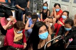 Cảnh sát đột kích sới bạc trong đêm, bắt quả tang hàng chục 'quý bà' đang sát phạt