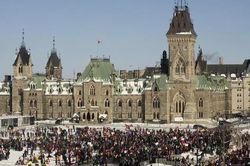 Thủ đô Canada ban bố tình trạng khẩn cấp