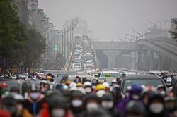 Giao thông Hà Nội ngày đầu tiên đi làm trở lại mịt mù trong sương mờ