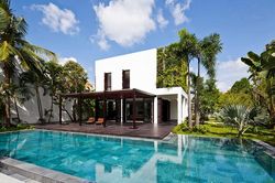 Biệt thự hiện đại 2 tầng mái bằng như resort ở 'khu nhà giàu' TP.HCM