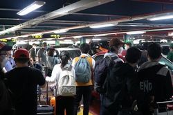 Sân bay Tân Sơn Nhất: Khách đông nườm nượp, 'rồng rắn' xếp hàng chờ taxi