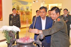 Bí thư Tỉnh ủy Hồ Văn Niên dâng hương tại Nhà truyền thống Công an tỉnh