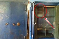 Bà nội để lại 1 chiếc két cổ, cháu trai thất vọng khi mở ra, nào ngờ lại được cả 'gia tài'