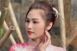 BTV Minh Trang đời thường rực rỡ áo dài đi chùa đầu năm