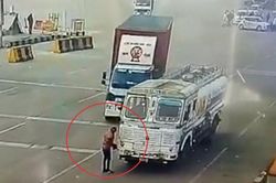 Đang lau xe, người đàn ông nhanh chân né cú tông 'tử thần'