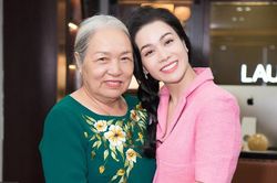 Nhật Kim Anh cùng mẹ ruột tình cảm ngày đầu năm