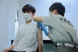 Nhật Bản vật lộn ngăn chặn Omicron, Ấn Độ bảo vệ thành quả chống dịch