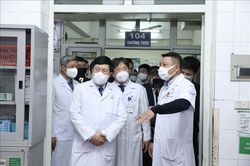Phó Thủ tướng Phạm Bình Minh thăm, động viên đội ngũ y bác sĩ BV Hữu nghị Việt Đức