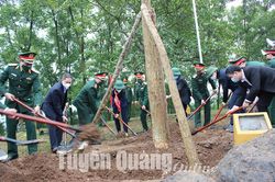 Đồng chí Phó Bí thư Thường trực Tỉnh ủy Lê Thị Kim Dung dự Lễ phát động trồng cây cùng Bộ Tư lệnh Quân khu 2