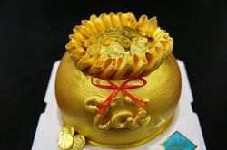 Bánh kem bạc triệu được dân tình săn lùng, mua về đặt mâm cúng ngày vía Thần Tài
