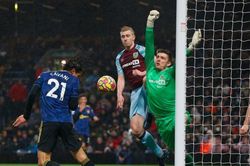 Hòa thất vọng trước Burnley, Man United mất vị trí thứ 4 trên bảng xếp hạng