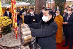 Chủ tịch Quốc hội Vương Đình Huệ dâng hương tưởng nhớ các bậc tiền nhân có công với đất nước