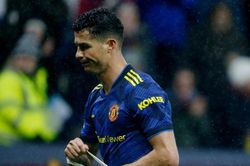 MU văng khỏi Top 4, Ronaldo lại giận dỗi bỏ vào đường hầm
