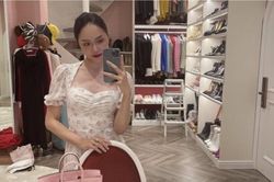 Họp hành đầu năm, 'tổng tài' Hương Giang tiện tay khoe túi xách nửa tỷ, nhẫn kim cương nặng trĩu