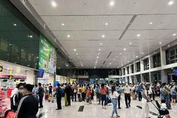 Giờ cao điểm, sân bay Tân Sơn Nhất có 48 chuyến bay cất hạ cánh
