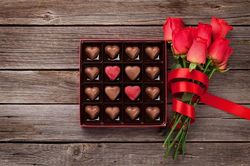 Valentine 14/2: Vì sao các cặp đôi tặng nhau hoa hồng và chocolate?