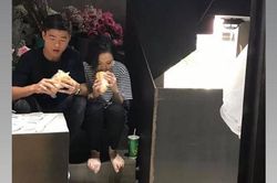 Duy Mạnh tặng 'bánh mì' cho vợ nhân ngày cưới