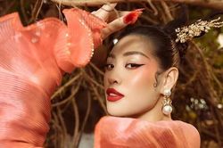 Diện áo dài, Hoa hậu Khánh Vân mang vẻ bí ẩn như mỹ nhân trong tranh