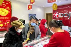Hà Nội: Nhộn nhịp người dân đi mua vàng lấy may ngày vía Thần Tài từ mờ sáng