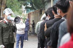 Sau Tết, hàng trăm người dân xếp hàng dài chờ làm hộ chiếu