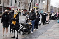 Dịch COVID-19: Vùng England sẽ bỏ yêu cầu tự cách ly ngay từ tháng 2