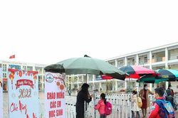 Được đi học nhưng vừa mừng vừa lo