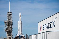 SpaceX mất hàng chục vệ tinh Internet tốc độ cao do bão từ