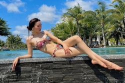 Loạt mỹ nhân tung ảnh nóng bỏng dịp đầu năm, lâu lắm mới đi du lịch nên 'xõa' hết cỡ