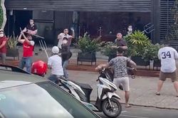 Clip: Hàng chục thanh niên cầm hung khí lao vào hỗn chiến gây náo loạn đường phố Sài Gòn