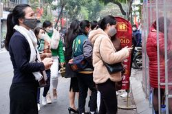 Đến trưa ngày vía Thần Tài, nhiều người vẫn 'chen chân' trên phố vàng Trần Nhân Tông