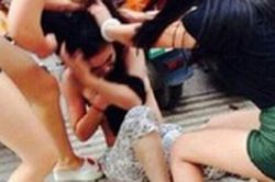 Nghi chồng ngoại tình, vợ nhờ người ập vào nhà nghỉ đánh ghen