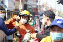 'Phố cá lóc nướng' ở Sài Gòn tấp nập ngày vía Thần Tài