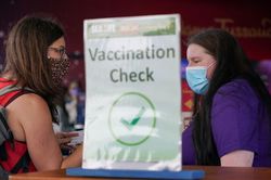 Công dân Australia phải tiêm mũi 3 mới được tính là đủ liều vaccine