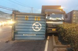 Thùng container lật xuống đường, quốc lộ 1 ùn tắc 5 km
