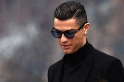 Ronaldo kiếm tiền từ Instagram nhiều gấp 3 lần lương 'khủng' ở MU