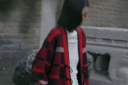 Mốt áo 'bà già' đang tạo trend, hợp thời tiết se lạnh đầu xuân