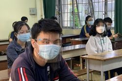 Học sinh trở lại trường, các trường công lập ở TP. HCM sẽ không thu học phí