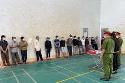 Đột kích quán cà phê, phá sới bạc 'xóc vỏ hạt dưa ăn tiền'