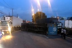 Thùng container rơi đè xe tải, giao thông ùn tắc gần 5 km