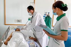 Bệnh nhân bị thủng phổi, máu phun đầy lồng ngực được cấp cứu thành công