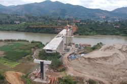Công trình xây dựng cầu Làng Giàng nhộn nhịp trở lại sau Tết