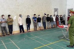 Rủ nhau vào quán cà phê xóc đĩa ăn thua bằng 'vỏ hạt dưa'