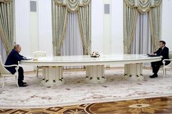 Hé lộ nguyên nhân 2 tổng thống Nga-Pháp ngồi xa nhau bất thường khi hội đàm