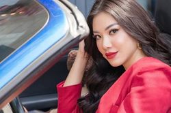 Vừa khỏi COVID-19, Á hậu Kim Duyên đã khoe vóc dáng nóng bỏng, ngồi siêu xe đi ship hoa cho khách