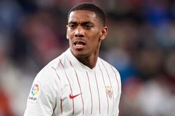 Martial giúp Sevilla áp sát ngôi đầu La Liga