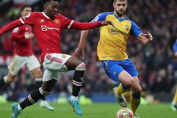 Mất điểm sân nhà, Man United trở lại Top 5 Ngoại hạng Anh